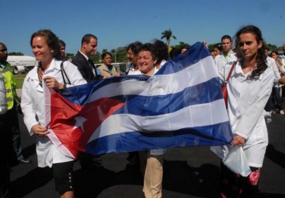 Mais 3 mil médicos cubanos chegam ao país a partir desta segunda