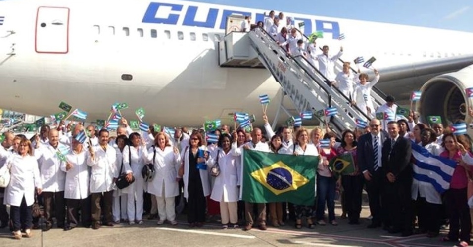 Resultado de imagem para fotos de medicos cubanos chegando ao brasil