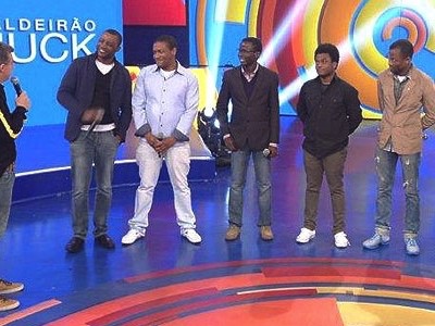 LUCIANO HUCK CONVIDA HAITIANOS “INDIGNADOS” NO PALCO DA TV GLOBO